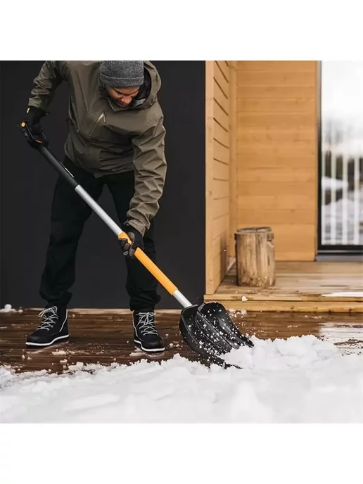 Fiskars Телескопический скрепер для уборки снега X-series